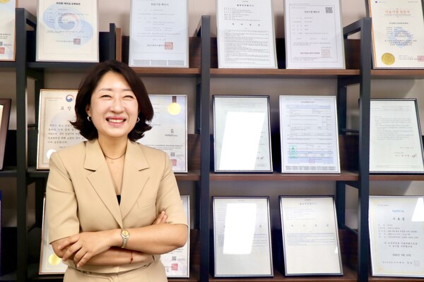 배미경 대표가 그동안 유아트코리아에서 출원한 특허와 각종 지식재산권 인증서를 배경으로 서 있다. /이현희 기자