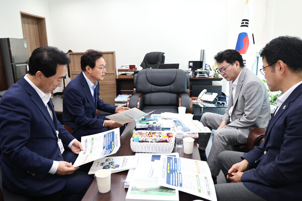 박완수 경남지사가 8일 이한주 국정기획위원장, 박수현 국정기획위 내 균형성장위원장을 만나 도정 현안 국정과제 반영 등을 요청하고 있다. /경남도