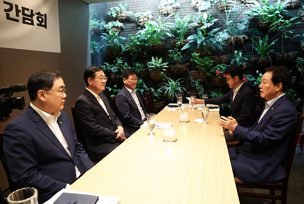 박완수(오른쪽) 경남도지사와 경남지역 더불어민주당 국회의원 3명이 점심을 같이하며 국정기획위 내 도정 현안 반영 측면 지원 등을 요청하고 있다. /경남도