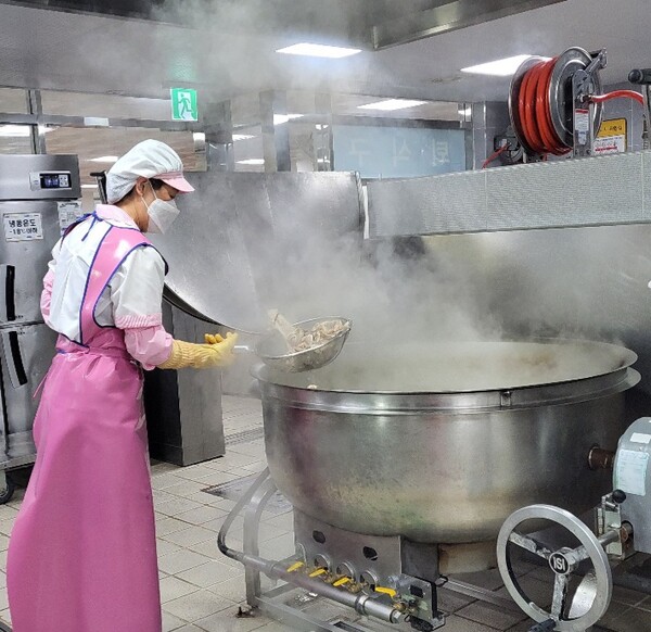 창원지역 한 중·고등학교 급식소에서 조리실무사가 직접 촬영한 사진. 대형 조리솥에서 국물 요리를 하며 뼈를 건져내고 있다. 끓는 육수 사이로 뜨거운 증기가 치솟고 있다.  /학비노조 경남지부