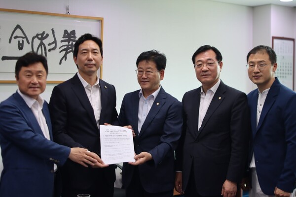 경남·부산·울산지역 더불어민주당 전현직 국회의원들이 8일 이정헌(왼쪽 둘째) 국정기획위원회 경제2분과 국토·사회간접자본(SOC)·지역 소위원장에게 가덕도신공항 건설 관련 의견을 담은 건의서를 전달하고 있다. /김정호 의원실  