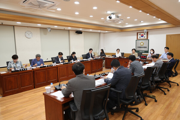 창원시의회 기획행정위가 9일 김철환 후보자가 창원시설공단 이사장으로서 업무를 수행하기에 '부적합하다'는 내용을 담은 인사청문 경과보고서를 채택했다./창원시의회