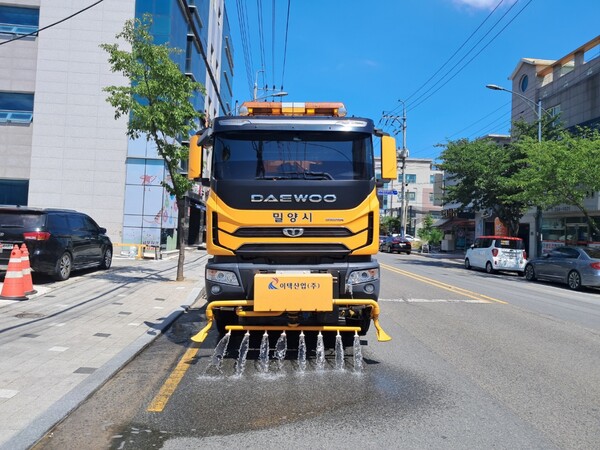 요즘 밀양시에는 매일 시내 주간선도로 복사열을 막기 위해 살수차가 물을 뿌린다. /밀양시