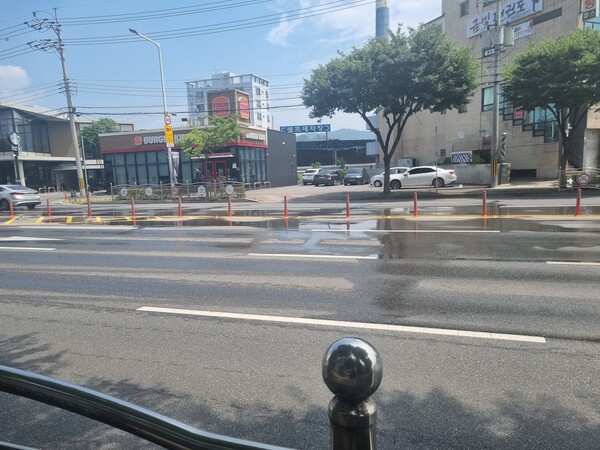 밀양시 삼문동 간선도로에는 복사열을 막기 위해 오후에 물을 뿜어내는 '쿨링로드'가 연출된다. /밀양시