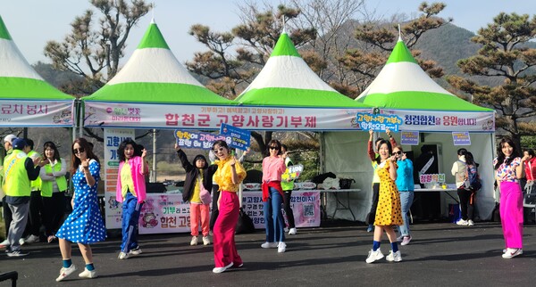 합천군이 합천벚꽃마라톤 대회에 참석해 고향사랑기부제 동참을 홍보하고 있다. /합천군