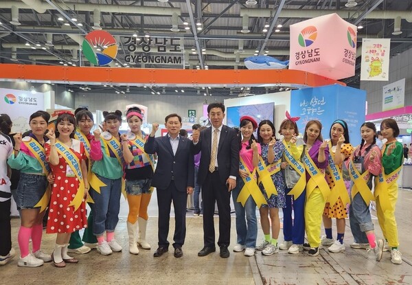 합천군이 경남 제1회 고향사랑의 날 기념식 및 박람회에 참석해 고향사랑기부제 동참을 홍보하고 있다. /합천군