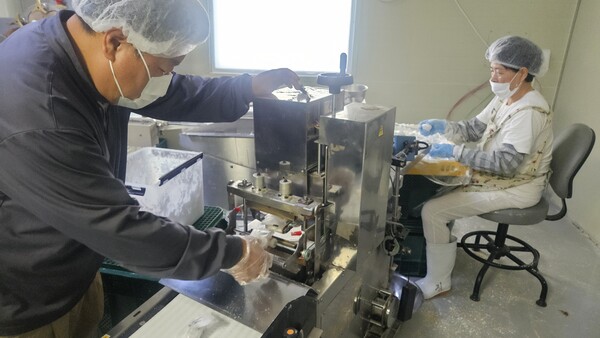 손창모 대장경식품 대표가 율피떡 제품 생산 공정을 살펴보고 있다.   /유은상 기자