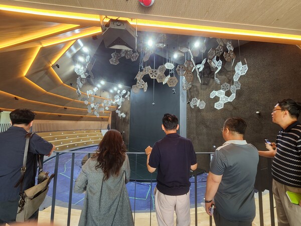 창원시 공공건축가 10여 명이 11일 창원 의창구 두대동 대상공원 '빅트리' 1층 명상센터 현장을 둘러보고 있다./우귀화 기자