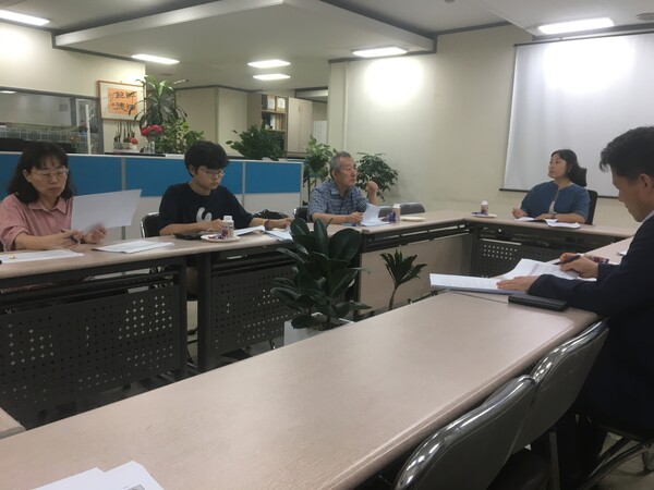 지면평가위원회가 7일 본사 5층 회의실에서 7월 회의를 하고 있다. /민병욱 기자 min@idomin.com