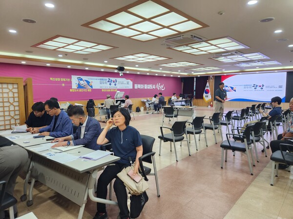 16일 창원시청 3층 회의실에 마련된 대통령 직속 국정기획위원회 '버스로 찾아가는 모두의 광장' 현장에 시민들이 민원과 정책 제안을 하고자 현장을 찾았다./우귀화 기자