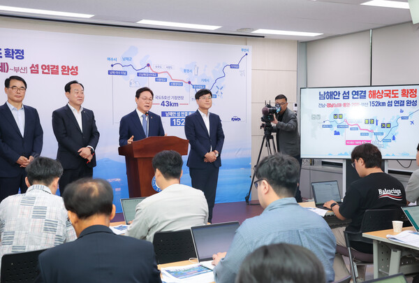 박완수 경남도지사가 지난 10일 도청 프레스센터에서 '남해안 섬 연결 해상국도' 확정 소식을 설명하고 있다. /경남도