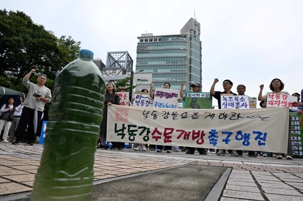 낙동강 수문개방 행진 준비위원회가 주최한 낙동강 수문 개방 촉구 시가행진 행사가 16일 창원시청 사거리에서 상남분수 광장까지 열렸다. /김구연 기자 sajin@idomin.com