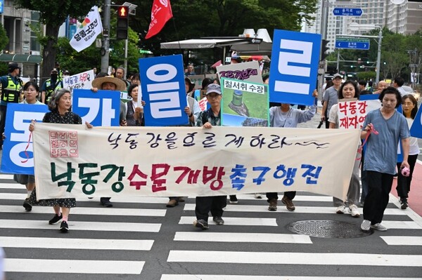 낙동강 수문개방 행진 준비위원회가 주최한 낙동강 수문 개방 촉구 시가행진 행사가 16일 창원시청 사거리에서 상남분수 광장까지 열렸다. /김구연 기자 sajin@idomin.com