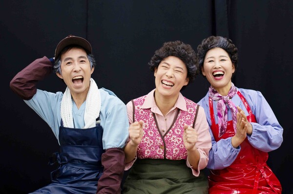 마당극 '찔레꽃'이 20일 동의보감촌 주제관에서 100회 기념 공연을 선보인다. '찔레꽃' 공연 모습. /산청군
