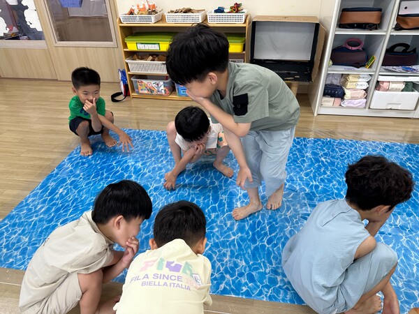 코기리 놀이를 하는 아이들. /박영희