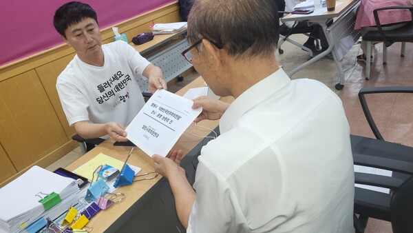 김영만 열린사회희망연대 상임고문이 지난 16일 오후 창원시청 3층 제3회의실에 마련됐던 대통령 직속 국정기획위원회 국민 소통 창구를 찾아 대한민국민주주의전당 관련 민원 문건을 접수하고 있다. 김 고문은 민주주의전당 부실·왜곡전시, 반민주적 인사 운영자문위원 선정 문제 등 논란이 된 사안들을 보고서로 정리한 뒤 국정기획위에 제출했다. “대한민국민주주의전당이 건립 취지에 맞게 운영되도록 정부가 나서달라”는 내용의 대응 촉구 공문도 함께 전달했다. /열린사회희망연대