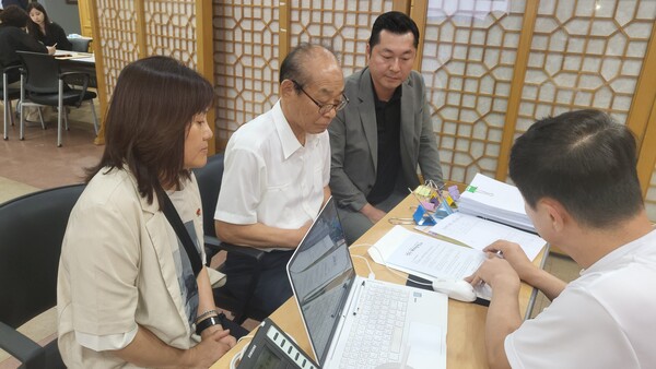 열린사회희망연대 관계자들이 지난 16일 오후 창원시청 3층 제3회의실에 마련됐던 대통령 직속 국정기획위원회 국민 소통 창구를 찾았다. 대한민국민주주의전당 관련 민원 문건을 접수하고 국정기획위 관계자와 대화하고 있다. /열린사회희망연대