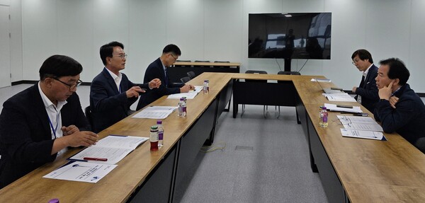 박동식 사천시장(왼쪽 가운데)이 국정기획위를 방문해 현안을 건의하고 있다. /사천시