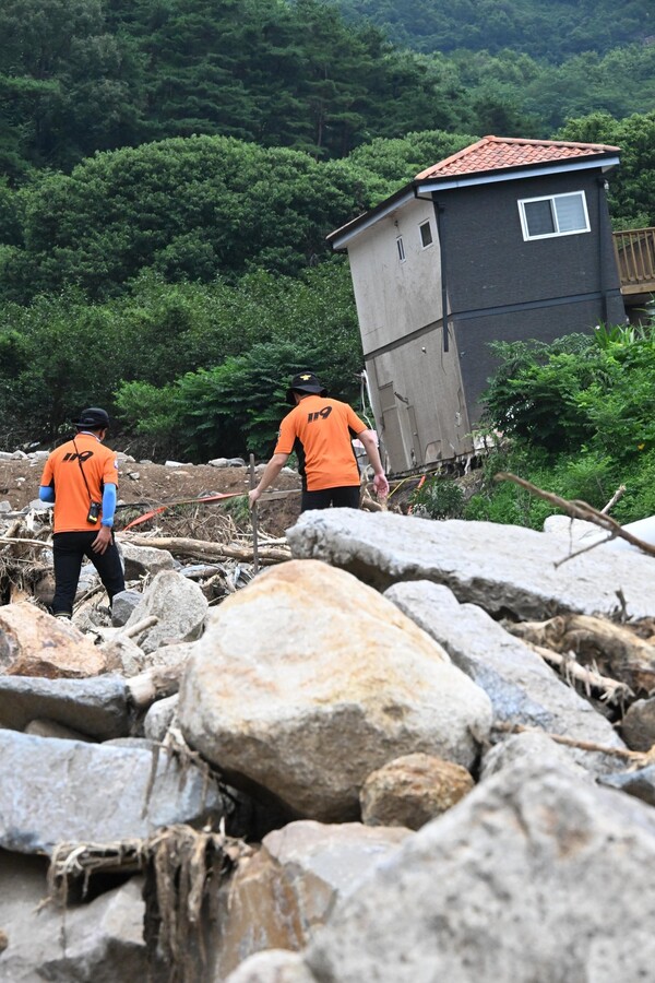 119구조대원들이 21일 오전 폭우로 밀려온 산청군 산청읍 모고리 모고마을 옆 계곡 돌무더기에서 실종자 수색작업을 하고 있다 ./김구연 기자