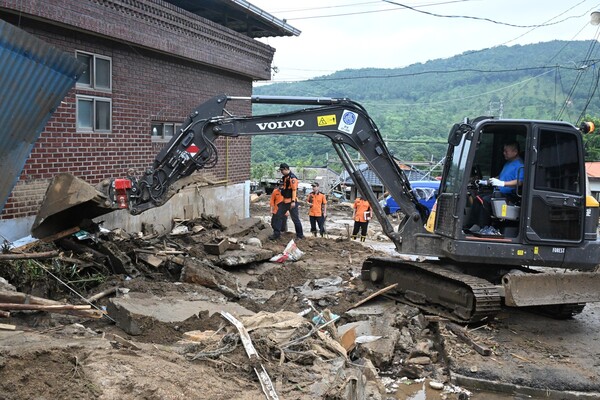 119구조대원들이 21일 오전 폭우로 밀려온 산청군 산청읍 모고리 모고마을에서 실종자 수색작업을 하고 있다 ./김구연 기자