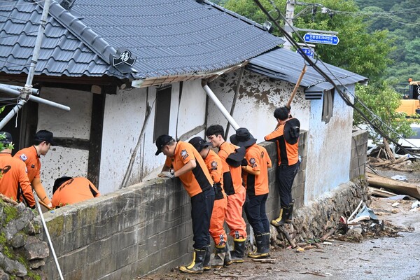119구조대원들이 21일 오전 폭우로 밀려온 산청군 산청읍 모고리 모고마을에서 실종자 수색작업을 하고 있다 ./김구연 기자