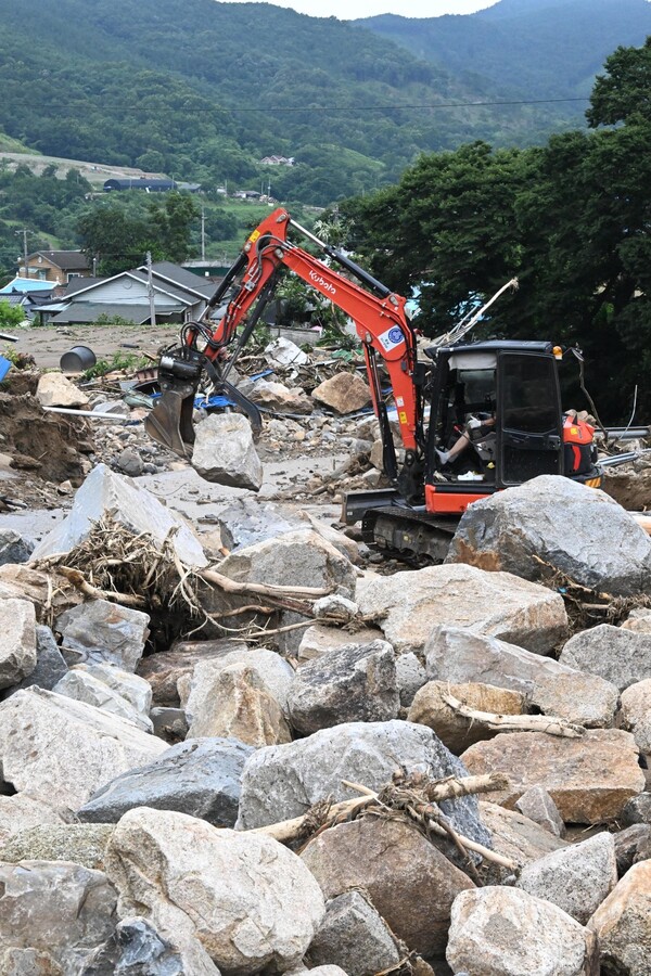 119구조대원들이 21일 오전 폭우로 밀려온 산청군 산청읍 모고리 모고마을 옆 계곡 돌무더기에서 실종자 수색작업을 하고 있다 ./김구연 기자