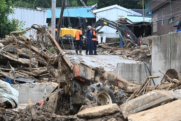 119구조대원들이 21일 오전 폭우로 밀려온 산청군 산청읍 모고리 모고마을에서 실종자 수색작업을 하고 있다 ./김구연 기자