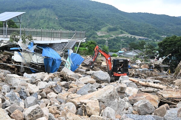 119구조대원들이 21일 오전 폭우로 밀려온 산청군 산청읍 모고리 모고마을 옆 계곡 돌무더기에서 실종자 수색작업을 하고 있다 ./김구연 기자