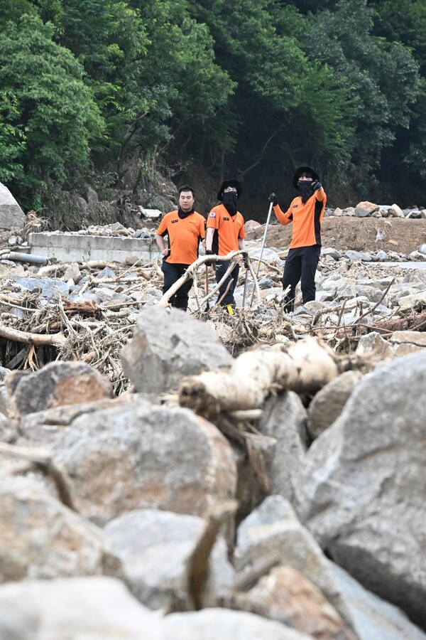 119구조대원들이 21일 오전 폭우로 밀려온 산청군 산청읍 모고리 모고마을 옆 계곡 돌무더기에서 실종자 수색작업을 하고 있다 ./김구연 기자