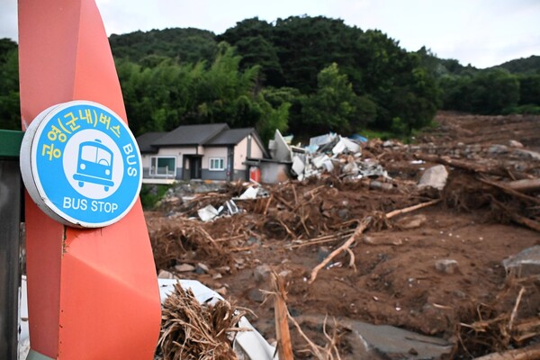 토사가 밀려 내려와 피해가 발생한 산청군 산청읍 내부마을. 21일 오전 5시 15분께 마을은 주변에 산에서 밀려온 커다란 나무와 돌들이 쌓여 있다 ./김구연 기자