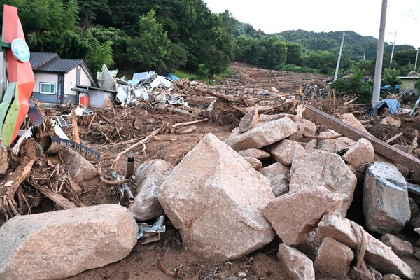 토사가 밀려 내려와 피해가 발생한 산청군 산청읍 내부마을. 21일 오전 5시 15분께 마을은 주변에 산에서 밀려온 커다란 나무와 돌들이 쌓여 있다 ./김구연 기자
