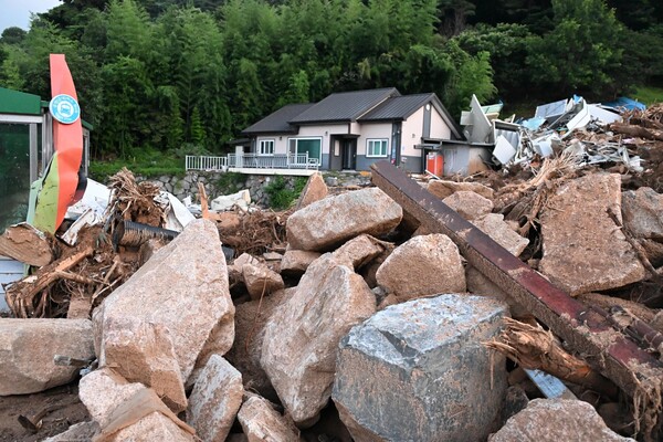 토사가 밀려 내려와 피해가 발생한 산청군 산청읍 내부마을. 21일 오전 5시 15분께 마을은 주변에 산에서 밀려온 커다란 나무와 돌들이 쌓여 있다 ./김구연 기자