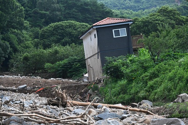 토사가 밀려 내려와 피해가 발생한 산청군 산청읍 모고리 모고마을. 21일 오전 6시 10분께 마을 옆 계곡에 엄청난 양의 바위가 밀려와 가득 쌓여 있다 ./김구연 기자
