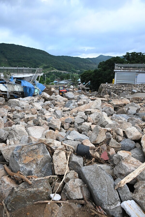 토사가 밀려 내려와 피해가 발생한 산청군 산청읍 모고리 모고마을. 21일 오전 6시 10분께 마을 옆 계곡에 엄청난 양의 바위가 밀려와 가득 쌓여 있다 ./김구연 기자