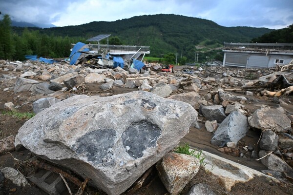 토사가 밀려 내려와 피해가 발생한 산청군 산청읍 모고리 모고마을. 21일 오전 6시 10분께 마을 옆 계곡에 엄청난 양의 바위가 밀려와 가득 쌓여 있다 ./김구연 기자