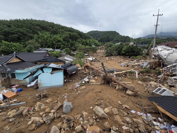폭우와 함께 돌무더가 산청군 산청읍 정곡리로 밀려오면서 마을은 거대한 돌밭으로 변해있다 ./김구연 기자