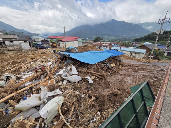 폭우와 함께 돌무더가 산청군 산청읍 정곡리로 밀려오면서 마을은 거대한 돌밭으로 변해있다 ./김구연 기자