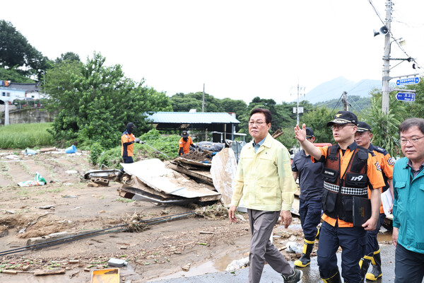 박완수 경남도지사가 20일 산청군 산청읍 모고리 산사태 현장을 찾아 피해 상황을 확인하고 있다. /경남도