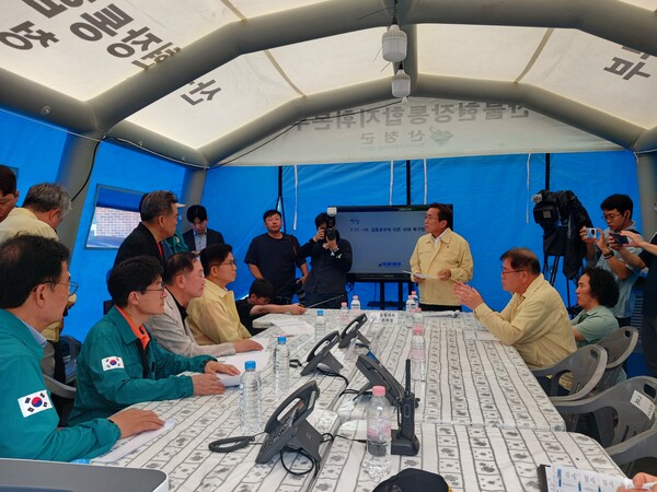 김문수 전 고용노동부 장관이 21일 극한 호우로 큰 피해를 입은 산청군을 찾았다. 김 전 장관이 산청읍 행정복지센터에 마련된 통합지원본부를 들러 피해 상황을 듣고 대책을 논의하고 있다. /김태섭 기자