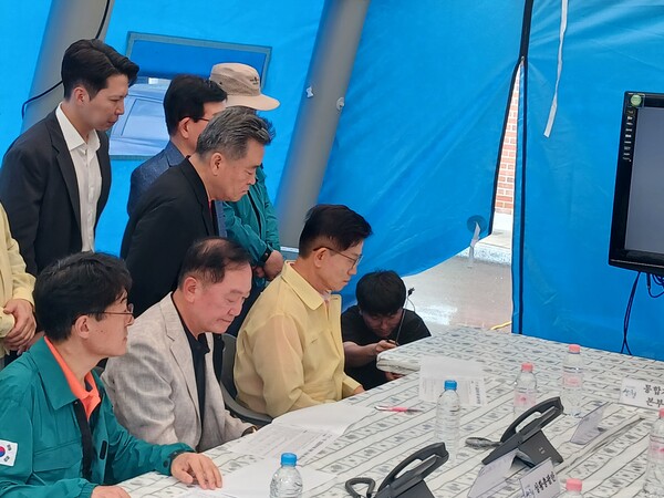 김문수 전 고용노동부 장관이 21일 극한 호우로 큰 피해를 입은 산청군을 찾았다. 김 전 장관이 산청읍 행정복지센터에 마련된 통합지원본부를 들러 피해 상황을 듣고 대책을 논의하고 있다. /김태섭 기자