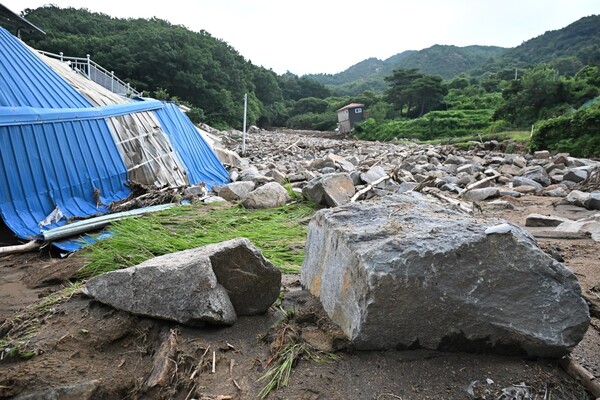 산사태 피해가 발생한 산청군 산청읍 모고리 모고마을. 21일 오전 마을 옆 계곡에 많은 양의 바위가 밀려와 가득 쌓여 있다. /김구연 기자