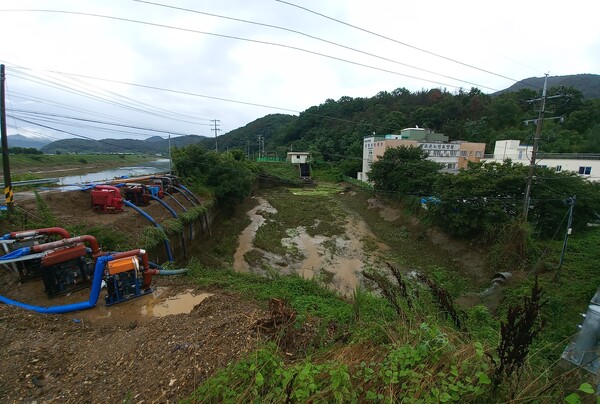 밀양시 무안면 고사마을 노인요양원이 얼마나 침수위험 지역에 있는지 사진 한 장이 알려준다. 청도천과 고사배수장, 노인요양원이 마치 한 몸처럼 붙어 있다. /이일균 기자