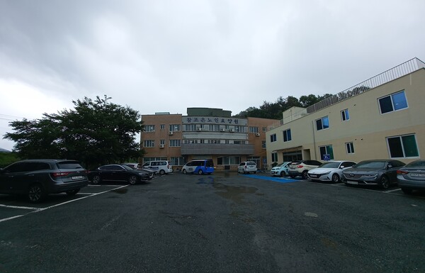 침수사태로부터 4일 지난 21일 오전, 노인요양원은 어느 정도 정상화됐다. 본관 3층 승강기가 정비되면서 거동이 힘든 밀양병원 대피환자들까지 속속 돌아오고 있다. /이일균 기자