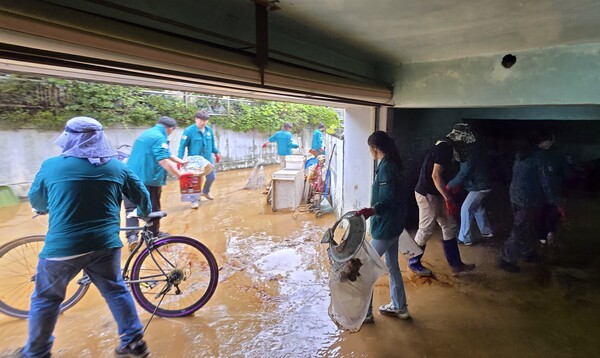 합천군청 공무원들이 21일 합천읍 영창마을 침수 주택 복구를 돕고 있다.  /합천군