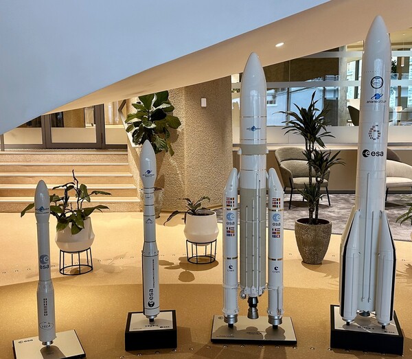 유럽우주국에 전시된 아리안 6(오른쪽 첫번째) 등 발사체 모형 /이영호 기자