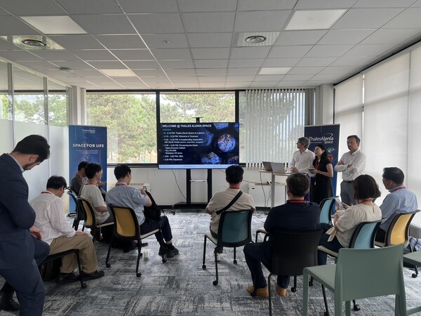 탈레스 알레니아 스페이스 관계자들이 한국 기자들과 인터뷰하고 있다. /이영호 기자