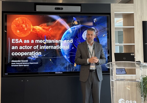 알렉산더 수섹 유럽우주국(esa) 국제협력 담당관이 한국 기자들과 인터뷰하고 있다. /이영호 기자