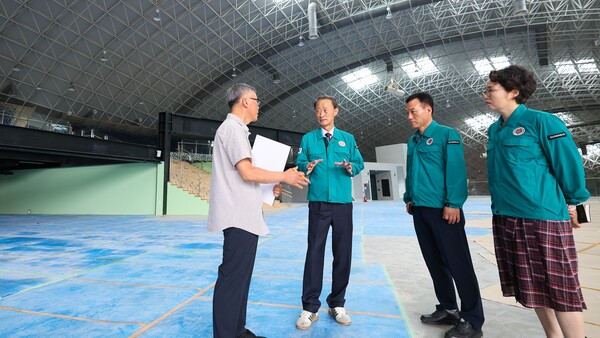 손태화 창원시의회 의장이 21일 창원시 의창구 두대동 대상공원 맘스프리존을 점검하고 있다./창원시의회