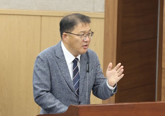 장금용 시장 권한대행이 6월 23일 창원시의회 본회의에서 NC 다이노스와 관련한 시정질문 등에 답변하고 있다./창원시