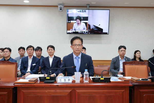 김철환(63) 창원시설공단 이사장이 7일 창원시의회 기획행정위원회 인사청문회에서 답변을 하고 있다./창원시의회